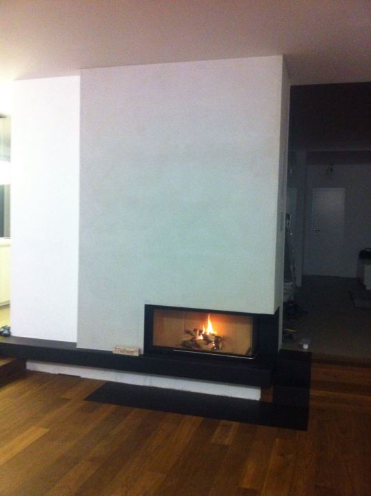 Minimalistischer Heizkamin mit breiter Scheibe