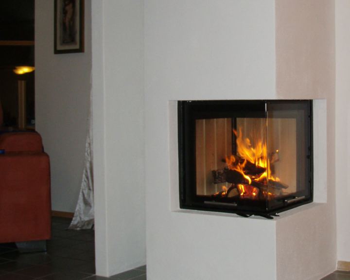 Heizkamin mit großer Eckscheibe