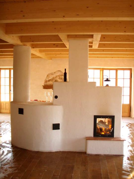 Kachelofen mit Sichtfenster in einem Holzhaus