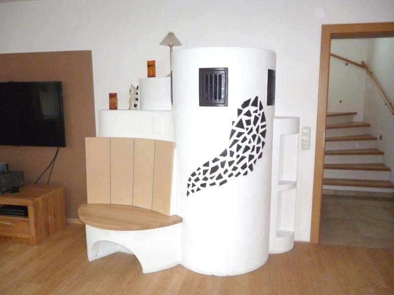 Runder Kachelofen mit Mosaik-Blattmotiv und Holzbank